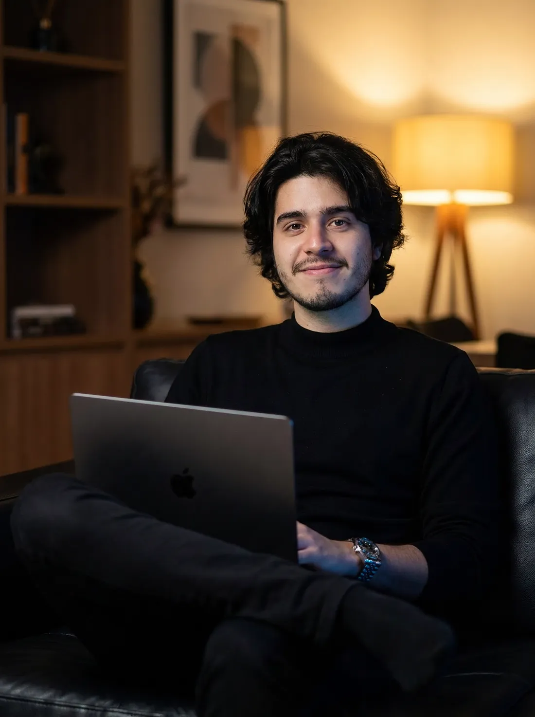 Matheus em casa, com o notebook